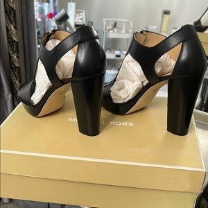 Michael Kors Black Sandals Sleek and Stylish